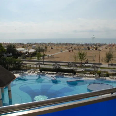 Seaside Bliss Flat With View On The Pool 아파트 *