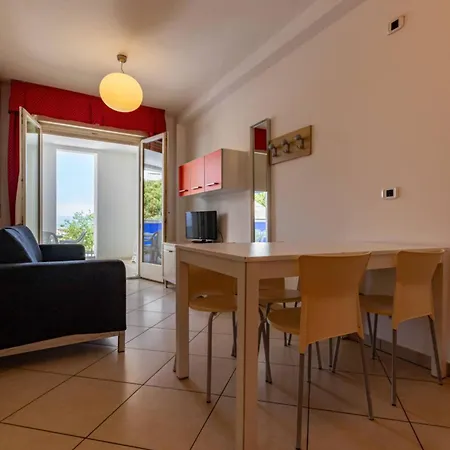 Seaside Bliss- Flat With Lovely Views *